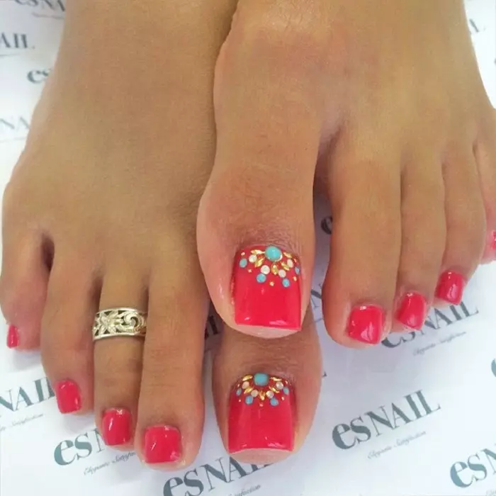 Pedicure Merah (76 Foto): Desain Kuku pada Kaki Lacquet dengan warna merah dan hitam dengan kilau 6623_72