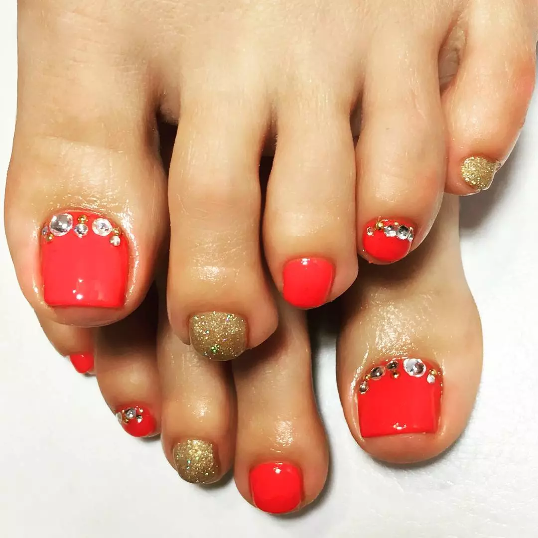 Red Pedicure (76 foto): Reka bentuk kuku pada kaki lacquet dalam warna merah dan hitam dengan berkilau 6623_73