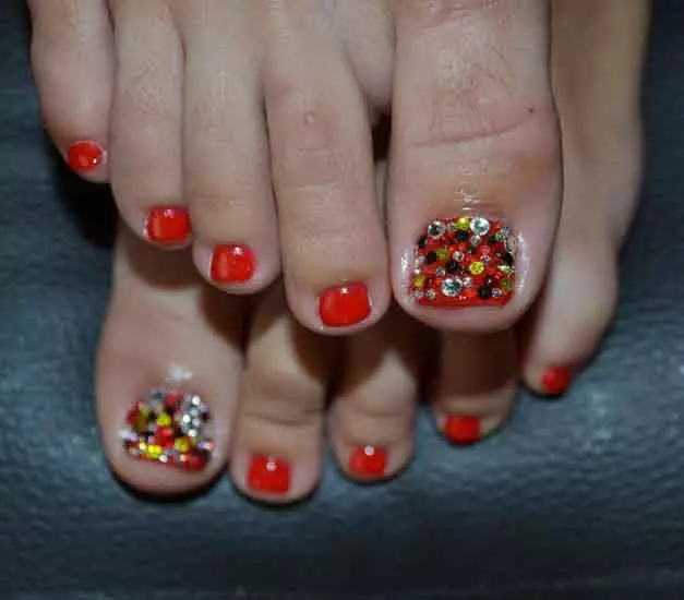 Red Pedicure (76 foto): Reka bentuk kuku pada kaki lacquet dalam warna merah dan hitam dengan berkilau 6623_74