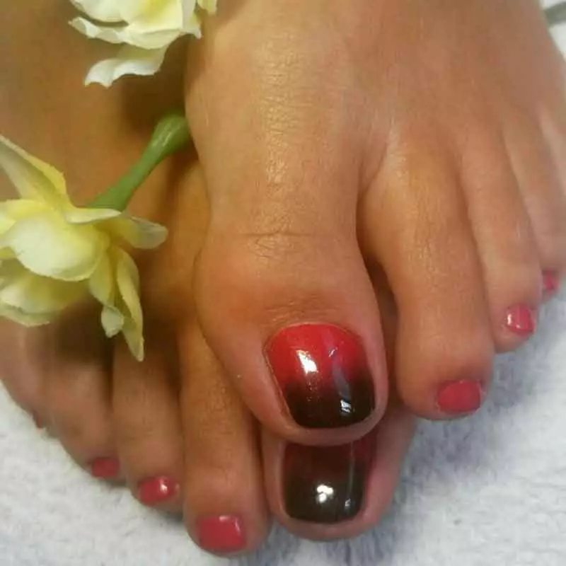 Röd pedikyr (76 foton): Nagelsign på lacquet fötter i röd och svart färg med gnistrar 6623_75