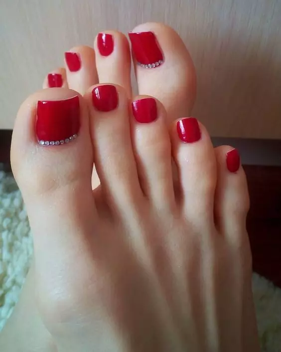 Raudona pedikiūras (76 nuotraukos): nagų dizainas ant laketų pėdų raudonos ir juodos spalvos su sparklėmis 6623_76