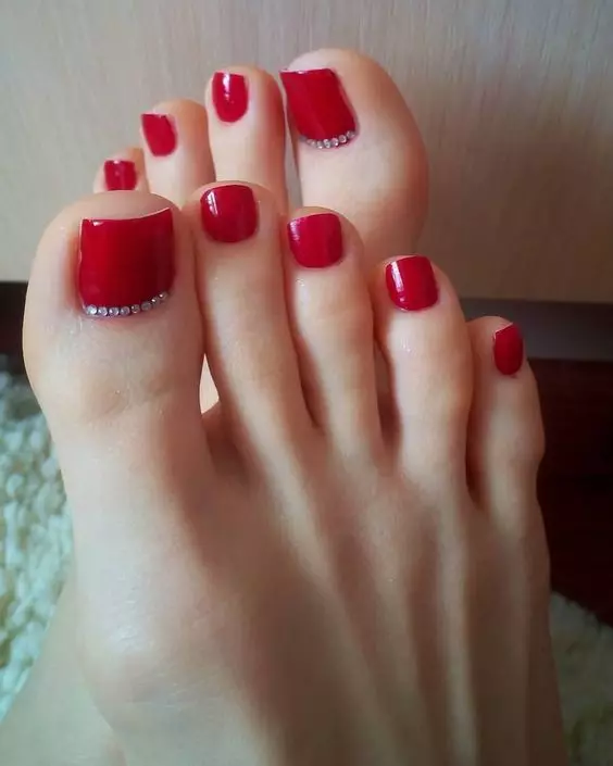 Red Pedicure (76 Photos): Dhizaini yechiuto pane lacquet tsoka mune dzvuku uye dema color ine sparkles 6623_76