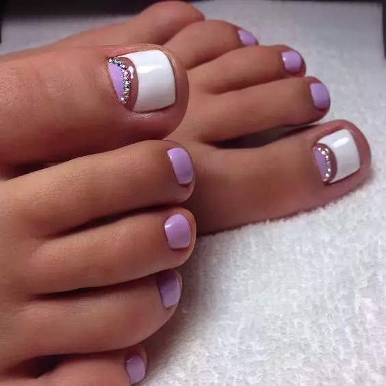 Lila Pedicure (34 foto's): Ontwerp in ligpersone met strass 6627_26