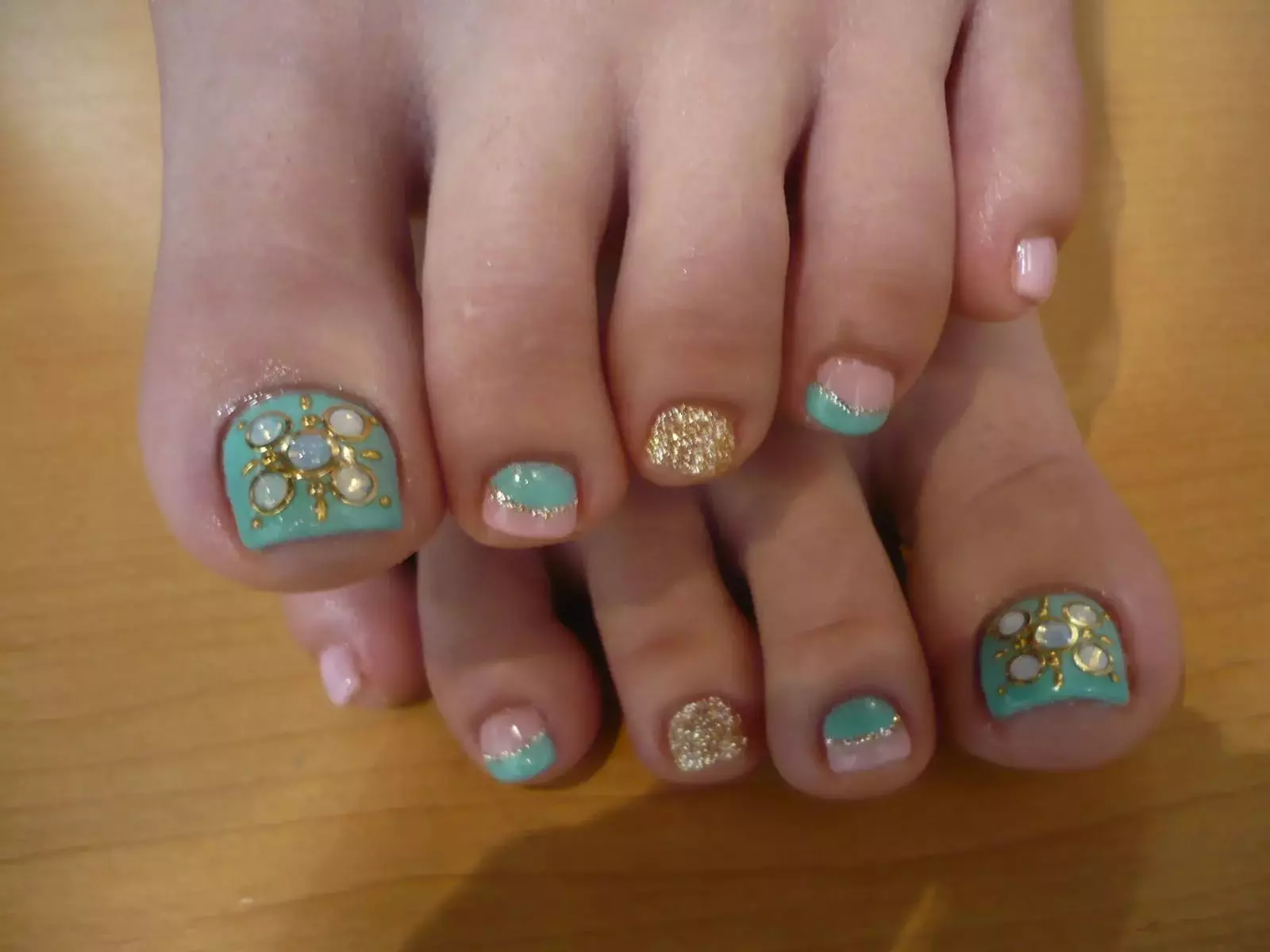 Mint Pedicure (34 foto): idea-idea reka bentuk dalam warna lembut dengan rhinestones 6631_11