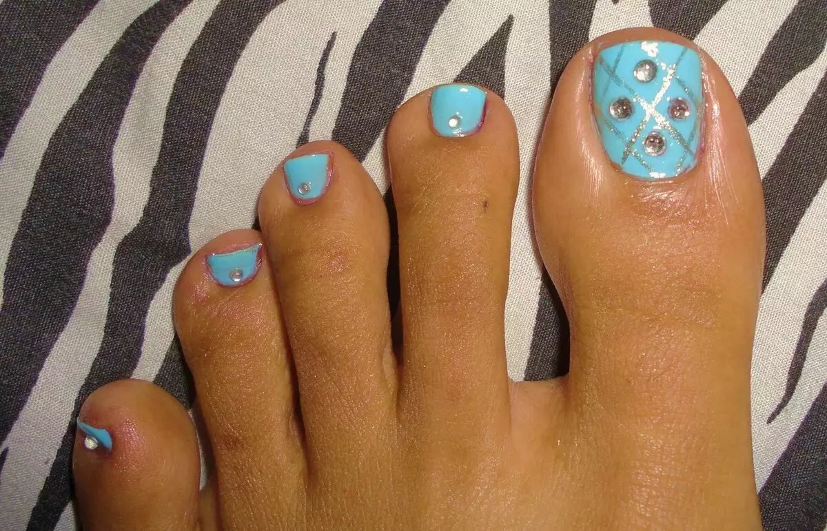 Mint Pedicure (34 foto): idea-idea reka bentuk dalam warna lembut dengan rhinestones 6631_27