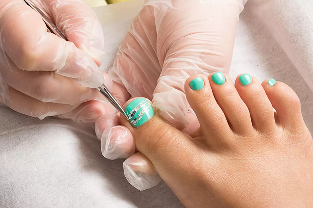 Mint Pedicure (34 foto): idea-idea reka bentuk dalam warna lembut dengan rhinestones 6631_5