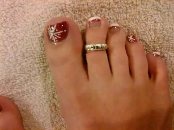 rhinestones (40 ፎቶዎች) ጋር Pedicure ፈረንሳይኛ: እግራቸው ላይ ነጭ የፈረንሳይ የጥፍር ንድፍ 6635_19