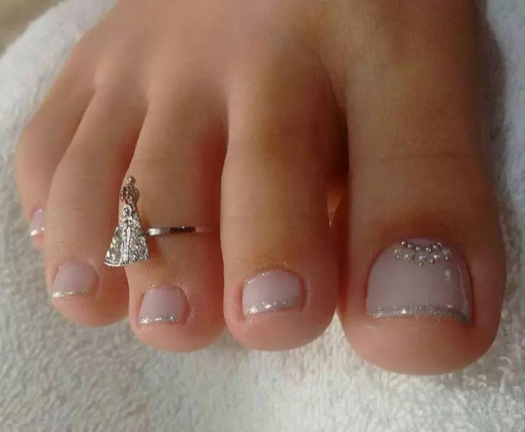 rhinestones (40 ፎቶዎች) ጋር Pedicure ፈረንሳይኛ: እግራቸው ላይ ነጭ የፈረንሳይ የጥፍር ንድፍ 6635_3