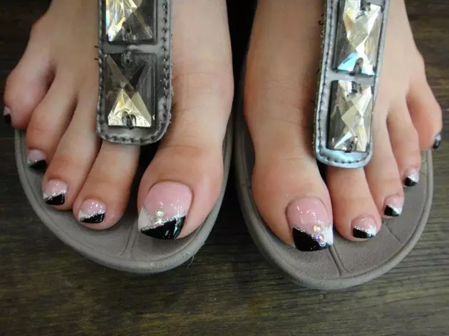 Pedicure French nga adunay mga rhinestones (40 Mga Litrato): White French nga laraw sa leil 6635_30