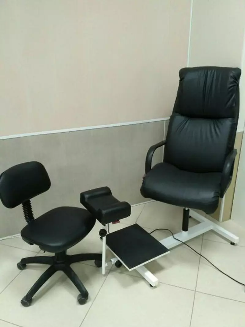 Pedikīra krēsls (32 fotogrāfijas): kā izvēlēties krēslu un troņa krēslu? Dīvāna izmēri 6639_6