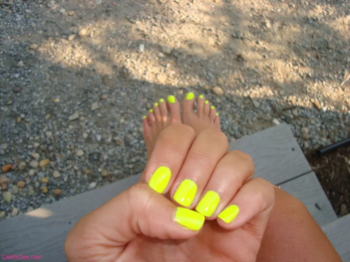 Ногти на ногах желтого цвета фото