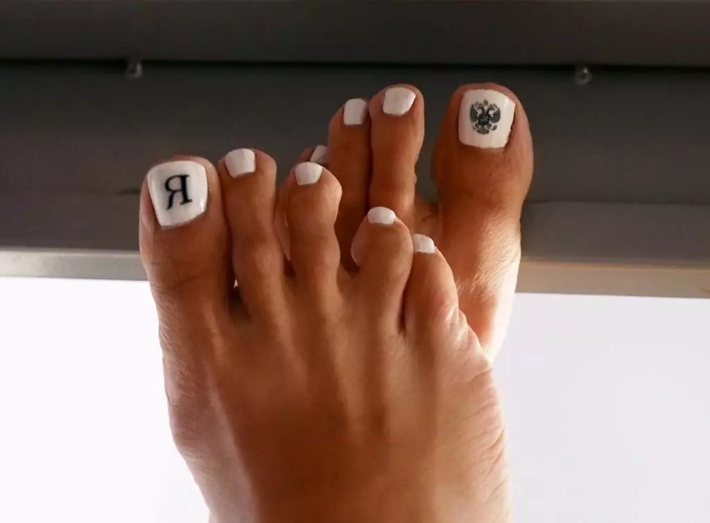 Pedicure tunggal (35 gambar): Buat reka bentuk kuku yang indah 6644_29