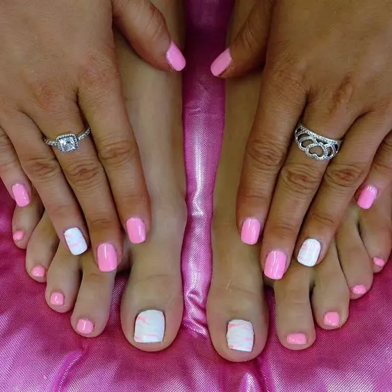 pedicura blanc (67 fotos): disseny d'ungles amb vermell, plata i esmalt de color rosa, pedicura blanc amb lluentons blaus i blaus 6648_37