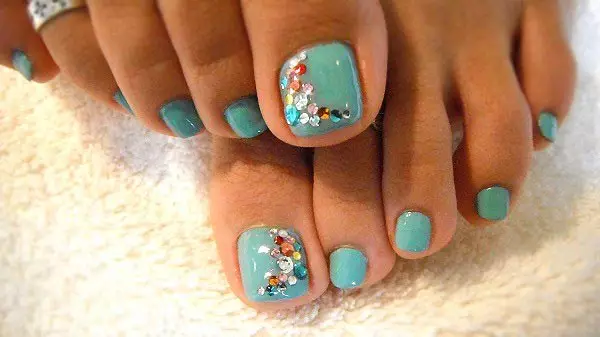 Pedicure with décor (50 photos): nail design with stones and foil, sequins and glitter, decoration by bubrels and stripes 6657_13