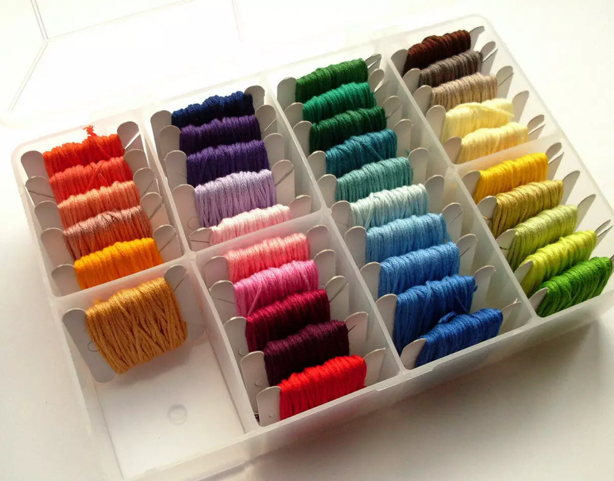 Armazenamento de threads para costura: caixões para rosca e agulhas. Como mantê-los, para não ficar confuso? Como você faz um sistema para armazenar bobinas de threads de costura? 6681_12