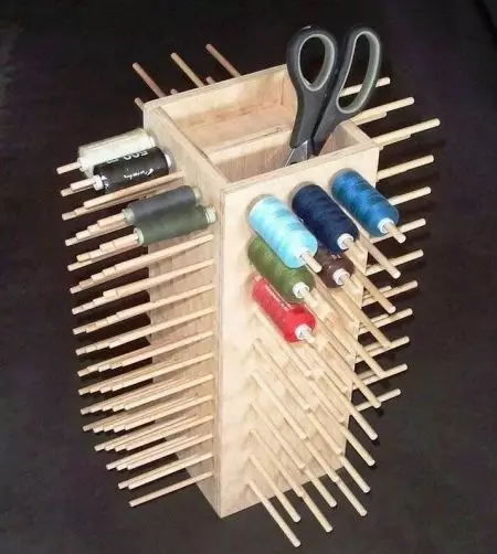 Armazenamento de threads para costura: caixões para rosca e agulhas. Como mantê-los, para não ficar confuso? Como você faz um sistema para armazenar bobinas de threads de costura? 6681_17