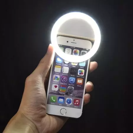 Ring lampe op die telefoon (15 foto's): Hoe om 'n klein lamp vir Selfie kies? Eienskappe van mini-hulp lig vir smartphone, fiksheid proporsies vir skiet 6692_11