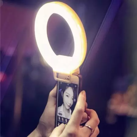 Ringlamper på telefonen (15 bilder): Hvordan velge en liten lampe for Selfie? Egenskaper for mini-belysning for smarttelefon, treningsforhold for fotografering 6692_15