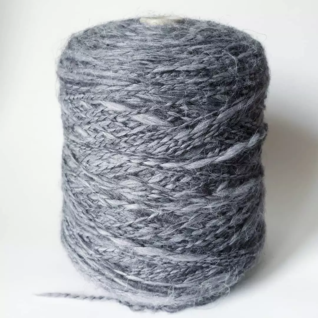 Yarn Merino: 100% Australiyaanka ah oo laga soo bilaabo dhogorta iyo suuf. Waa maxay? Italian qaro weyn iyo yaan kale oo loogu talagalay garaaca bobbins 6701_19