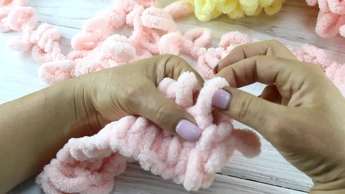 Knitting Yarn: Propraĵoj de volumetrika fadeno por triki sen spokoj, fabrikantoj 6705_24