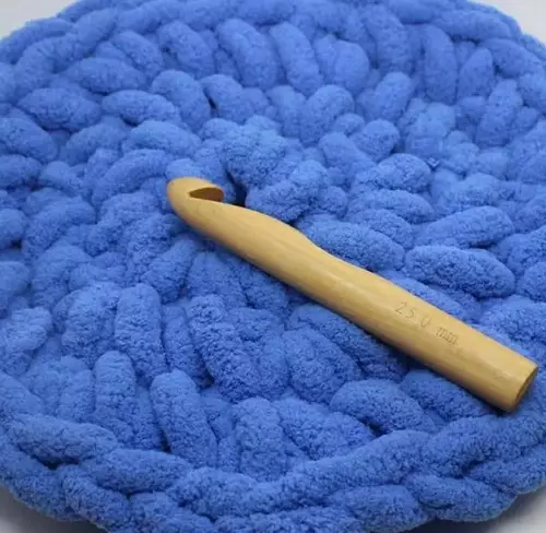 Benang kandel: kanggo jarum knittit sareng crochet. Naon tiasa dipatalikeun sareng awéwé? Produk tina benang panggedéna, benang lemes sareng pilihan sanés 6719_10