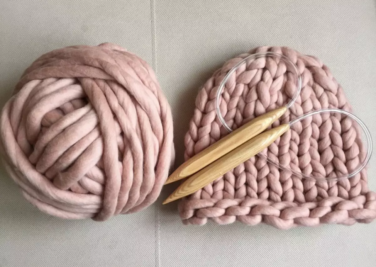 Benang kandel: kanggo jarum knittit sareng crochet. Naon tiasa dipatalikeun sareng awéwé? Produk tina benang panggedéna, benang lemes sareng pilihan sanés 6719_12