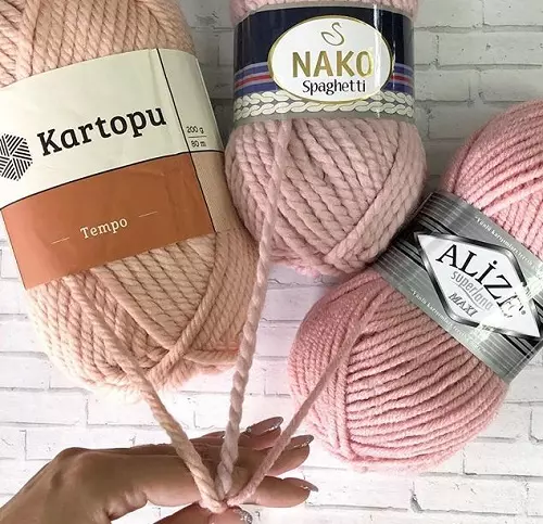 Benang kandel: kanggo jarum knittit sareng crochet. Naon tiasa dipatalikeun sareng awéwé? Produk tina benang panggedéna, benang lemes sareng pilihan sanés 6719_33