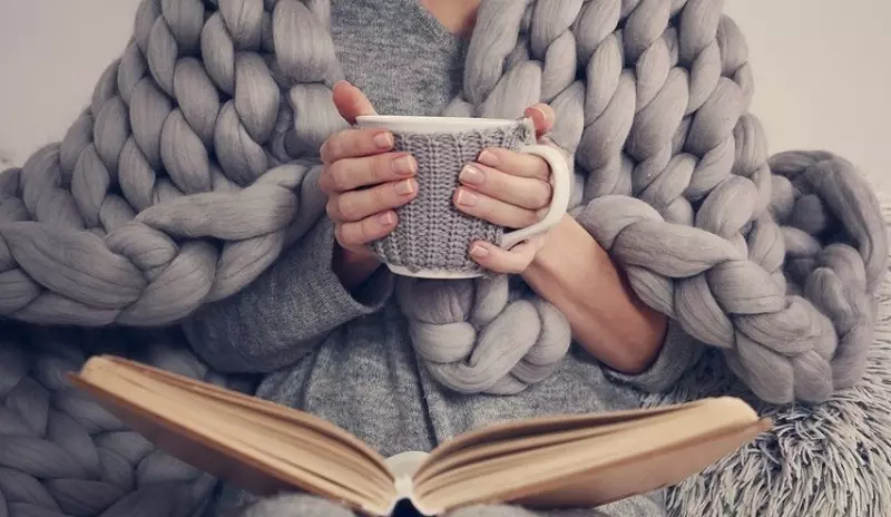 Fio espesso: para agulhas de tricô manual e crochet. O que pode ser associado a ela para as mulheres? Produtos do maior fio, fios macios e outras opções 6719_6