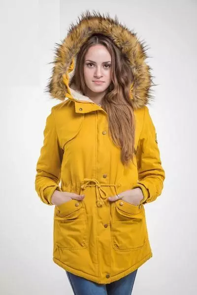 Taman musim dingin wanita kanthi wulu alam (120 foto): jaket wanita ing wulu alami, kanthi wulu berwarna. Nganggo wulu ing njero 678_90