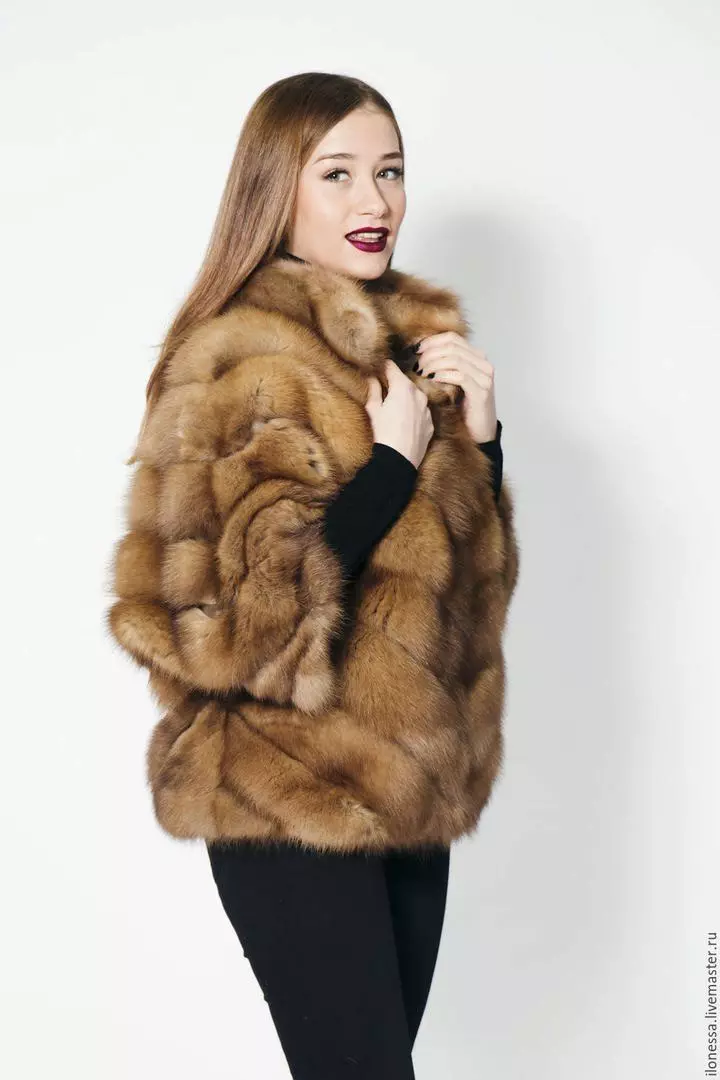 Sød pelsfrakke (87 billeder): Hvor meget er en pelsfrakke med pelsfrakke, med en hætte, fra en skovgardin, med en krave fra en Cunny 683_25