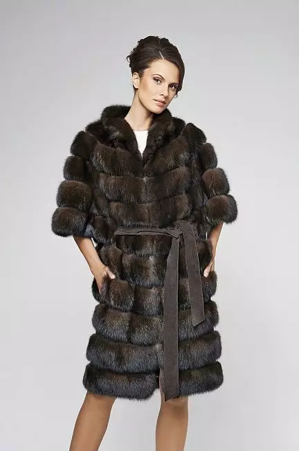 Sød pelsfrakke (87 billeder): Hvor meget er en pelsfrakke med pelsfrakke, med en hætte, fra en skovgardin, med en krave fra en Cunny 683_28