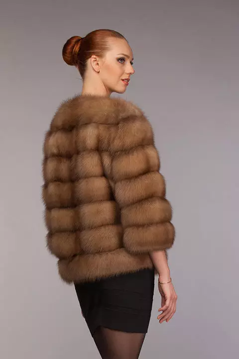 Sød pelsfrakke (87 billeder): Hvor meget er en pelsfrakke med pelsfrakke, med en hætte, fra en skovgardin, med en krave fra en Cunny 683_6