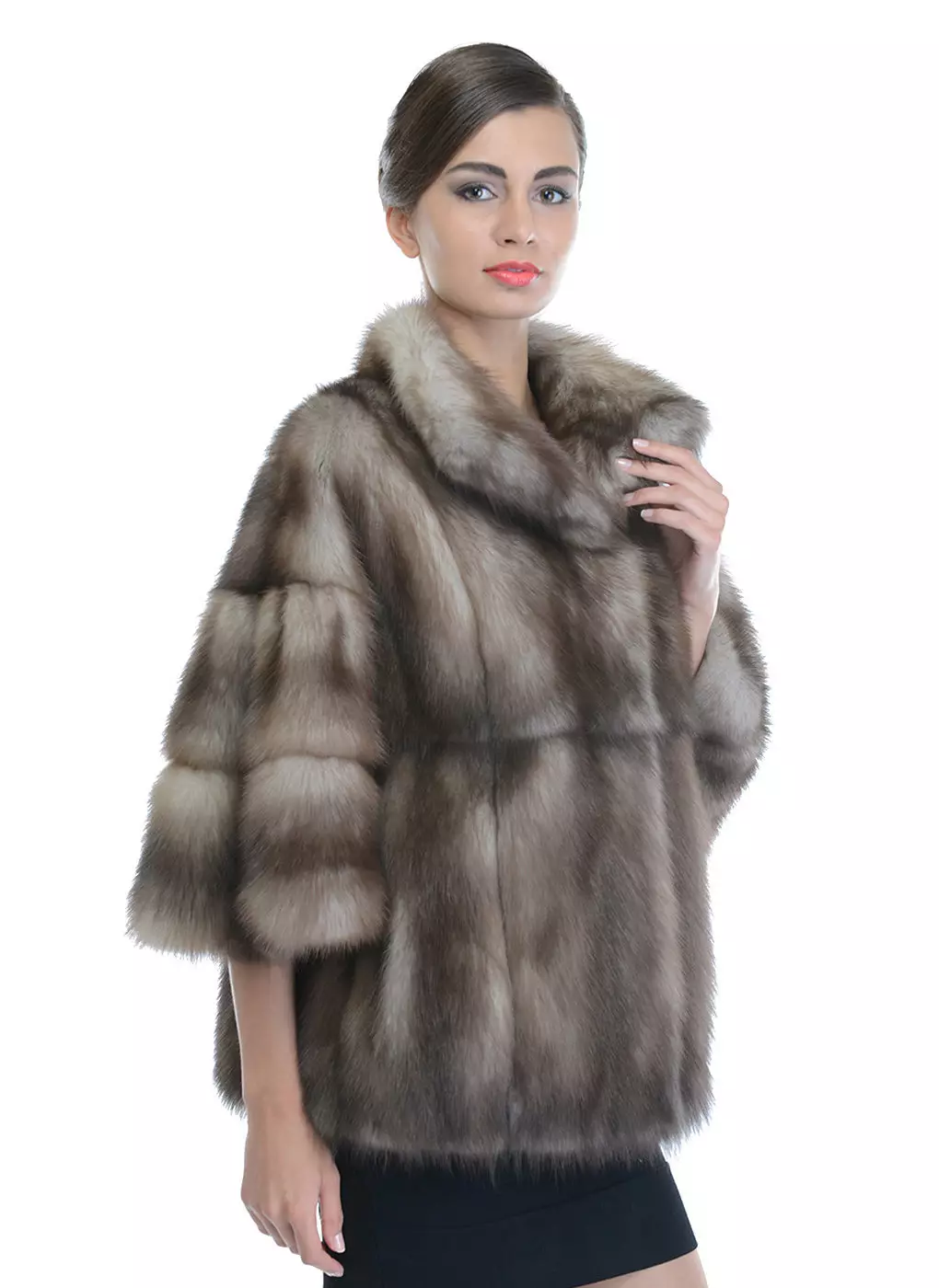 Sød pelsfrakke (87 billeder): Hvor meget er en pelsfrakke med pelsfrakke, med en hætte, fra en skovgardin, med en krave fra en Cunny 683_61