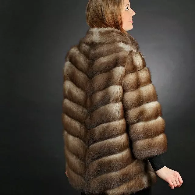 Sød pelsfrakke (87 billeder): Hvor meget er en pelsfrakke med pelsfrakke, med en hætte, fra en skovgardin, med en krave fra en Cunny 683_67