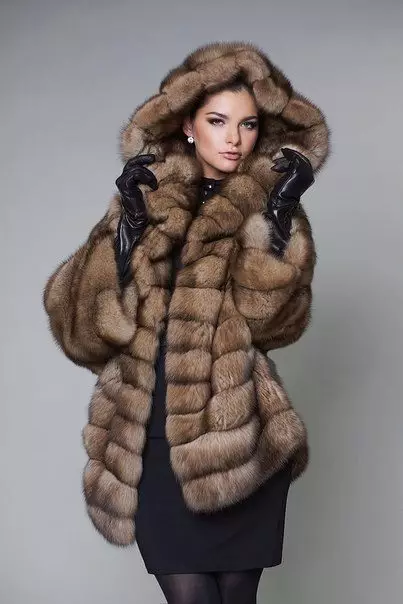Симпатична крзно палто (87 фотографии): Колку е крзно со крзно, со качулка, од шумска завеса, со јака од куна 683_73