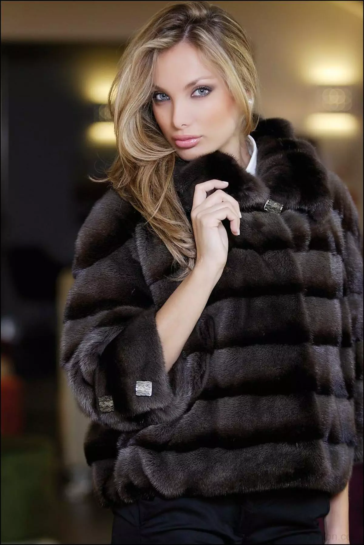 Симпатична крзно палто (87 фотографии): Колку е крзно со крзно, со качулка, од шумска завеса, со јака од куна 683_74