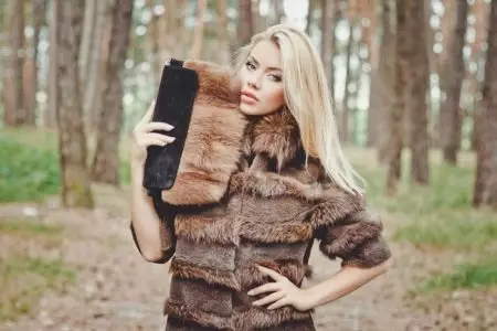 Sød pelsfrakke (87 billeder): Hvor meget er en pelsfrakke med pelsfrakke, med en hætte, fra en skovgardin, med en krave fra en Cunny 683_81