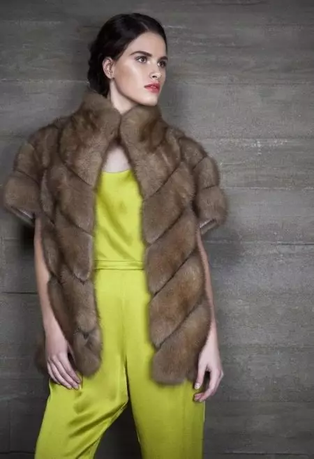 Симпатична крзно палто (87 фотографии): Колку е крзно со крзно, со качулка, од шумска завеса, со јака од куна 683_87