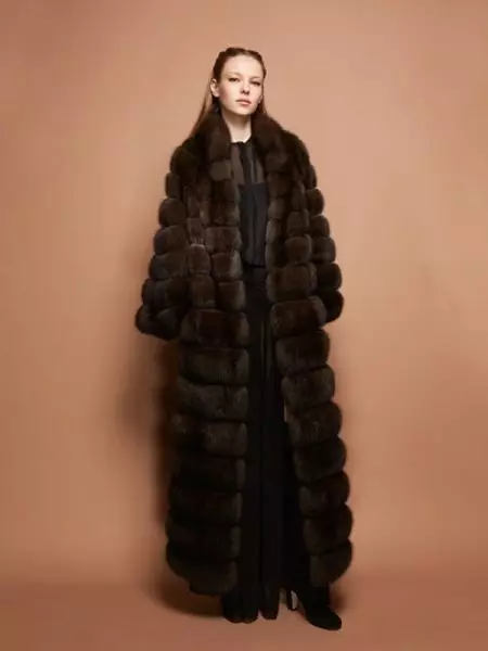 Cross coat (70 photos): hooded, graphite colors, mahogany, what fur coat is better transverse or longitudinal, what is fur coat 686_14