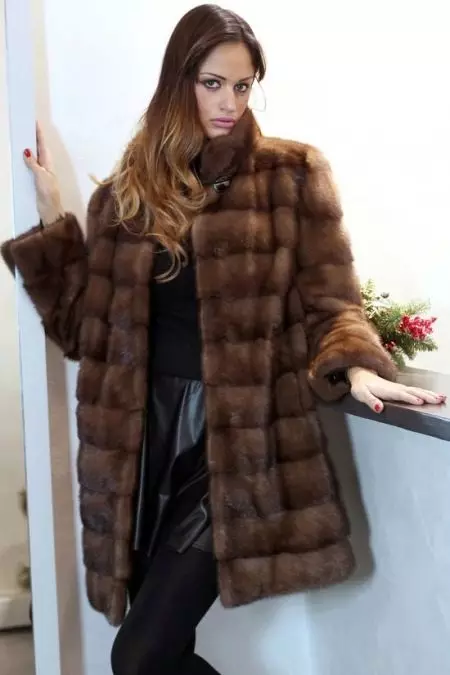 Cross coat (70 photos): hooded, graphite colors, mahogany, what fur coat is better transverse or longitudinal, what is fur coat 686_36