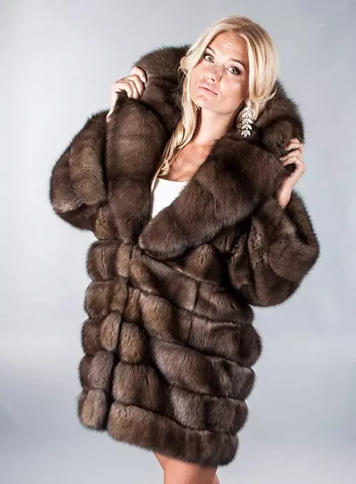 Cross Coat (70 Billeder): Hooded, Graphite Colors, Mahogany, Hvilken pels er bedre tværgående eller langsgående, hvad er pelscoat 686_5