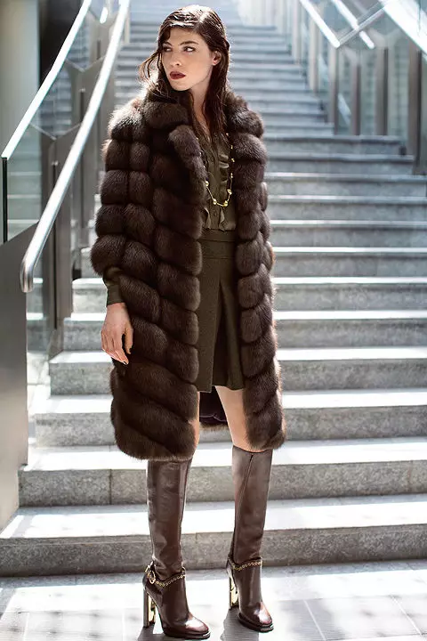 Cross Coat (70 fotografií): s kapucí, grafitové barvy, mahagon, jaký je kožený kabát lepší příčné nebo podélné, co je kožich 686_65