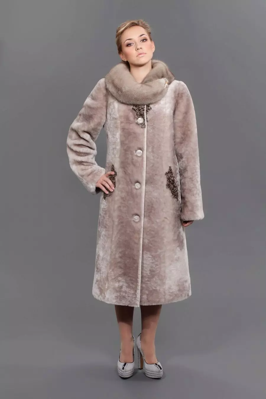 Cygaic Fur Coat (51 Foto): Model mantel bulu dari Cygayka, dari mana Binatang selesai, berapa banyak berdiri, mantel bulu 689_17