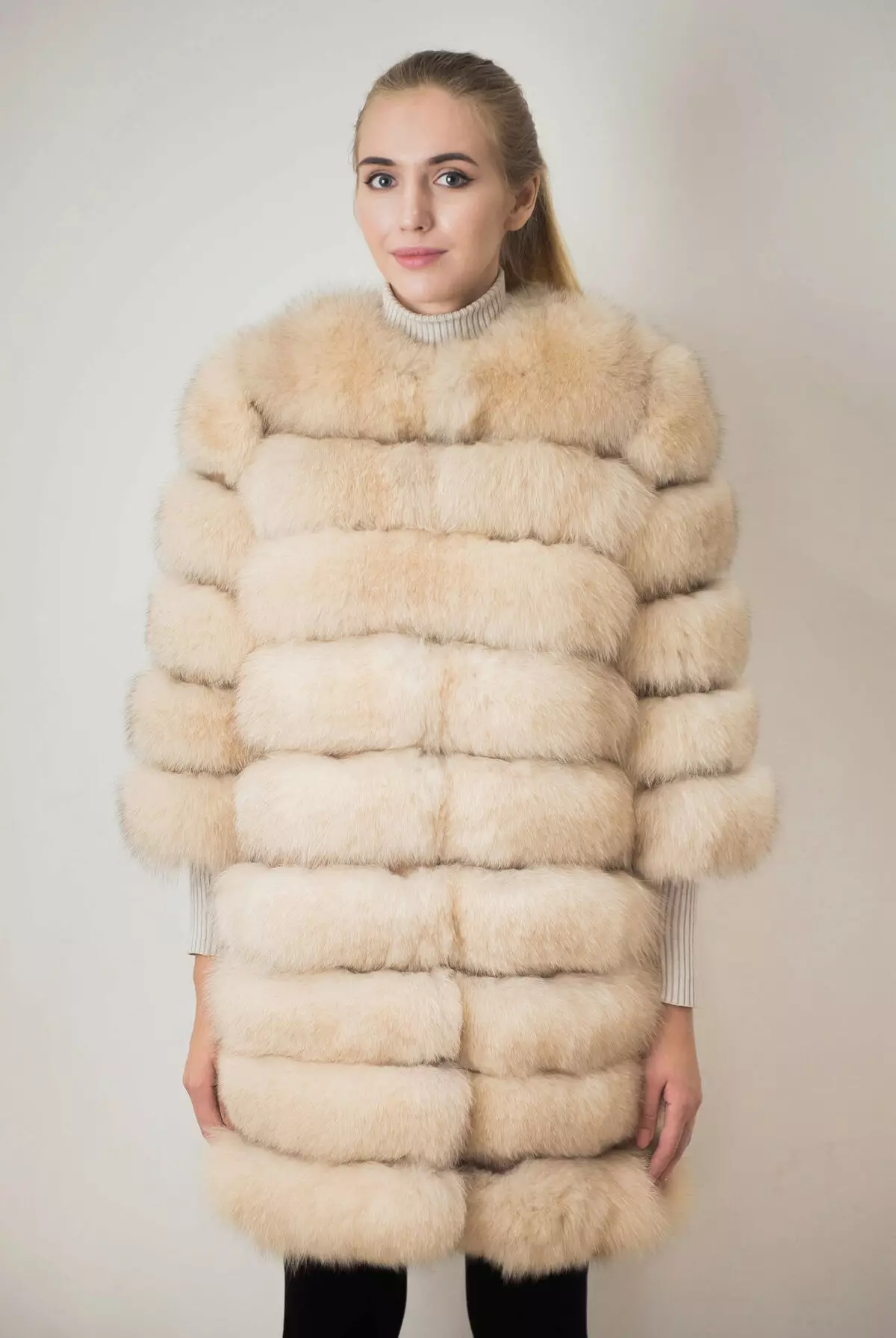 Sweet Fox Fur Coat 34 լուսանկարներ. Sandsale լայնակի մորթյա բաճկոնների նորաձեւ նախշեր, գլխարկ 693_11