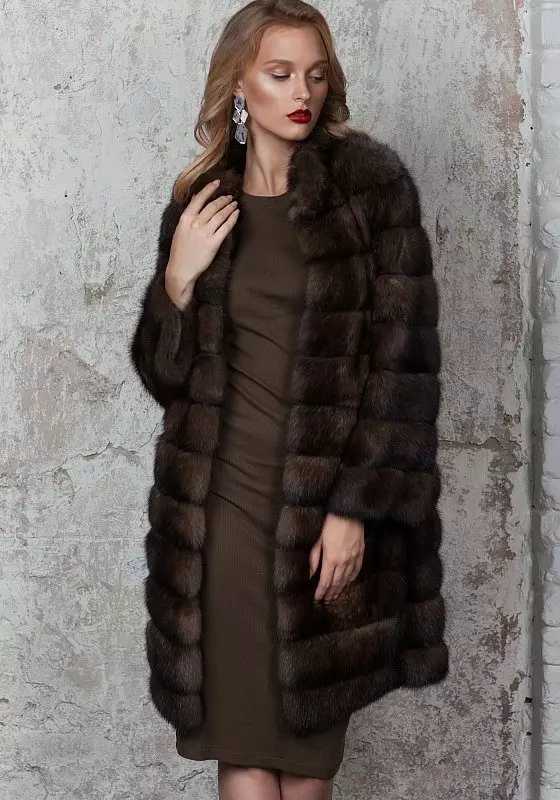 Γυναικεία γούνα παλτά από φυσική γούνα (65 φωτογραφίες): Πώς να μάθετε ένα φυσικό παλτό γούνας ή όχι πόσο 694_11