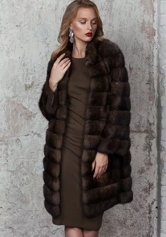 Mga balahibo ng balahibo ng kababaihan mula sa Natural Fur (65 mga larawan): Paano upang malaman ang isang natural na fur coat o hindi kung magkano 694_11