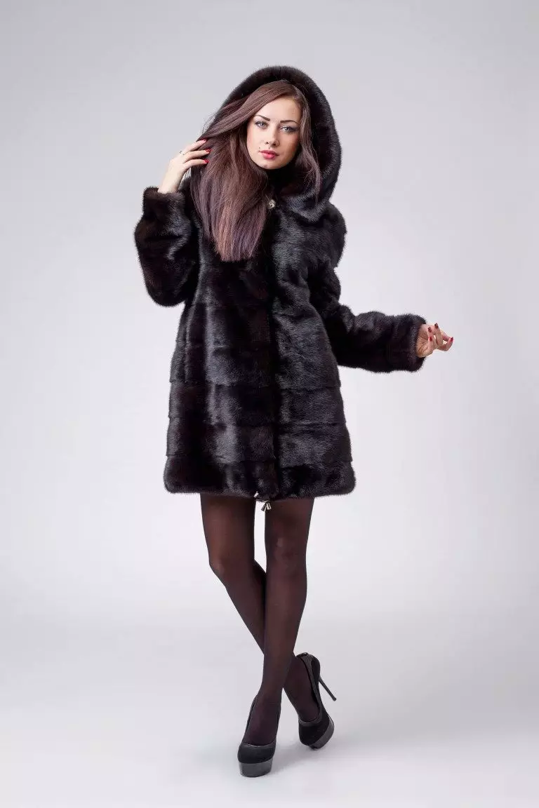 Γυναικεία γούνα παλτά από φυσική γούνα (65 φωτογραφίες): Πώς να μάθετε ένα φυσικό παλτό γούνας ή όχι πόσο 694_23