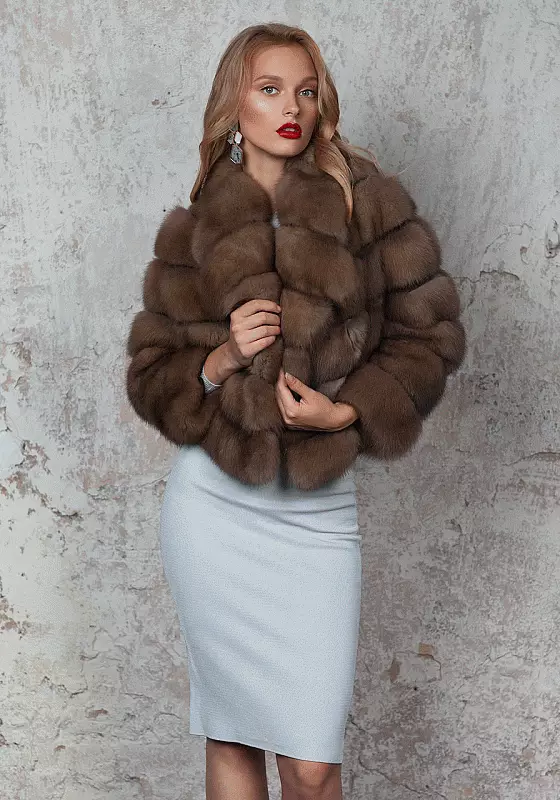 Γυναικεία γούνα παλτά από φυσική γούνα (65 φωτογραφίες): Πώς να μάθετε ένα φυσικό παλτό γούνας ή όχι πόσο 694_45