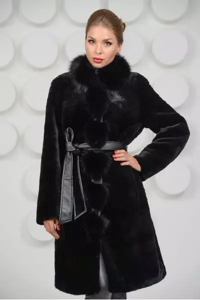 Γυναικεία γούνα παλτά από φυσική γούνα (65 φωτογραφίες): Πώς να μάθετε ένα φυσικό παλτό γούνας ή όχι πόσο 694_52