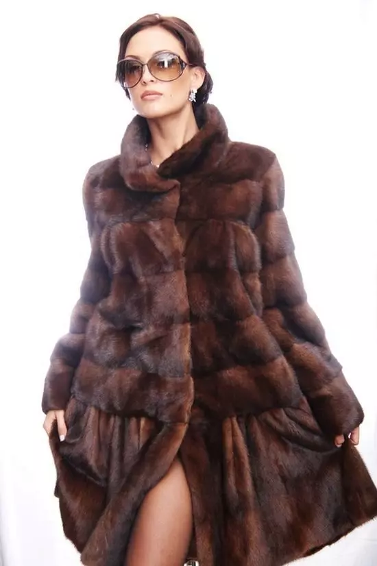 Mga balahibo ng balahibo ng kababaihan mula sa Natural Fur (65 mga larawan): Paano upang malaman ang isang natural na fur coat o hindi kung magkano 694_56